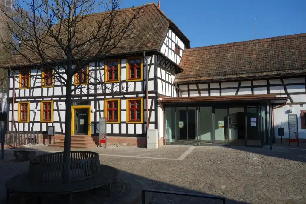Fachwerkhaus mit roten und gelben Akzenten in der Innenstadt von Herxheim
