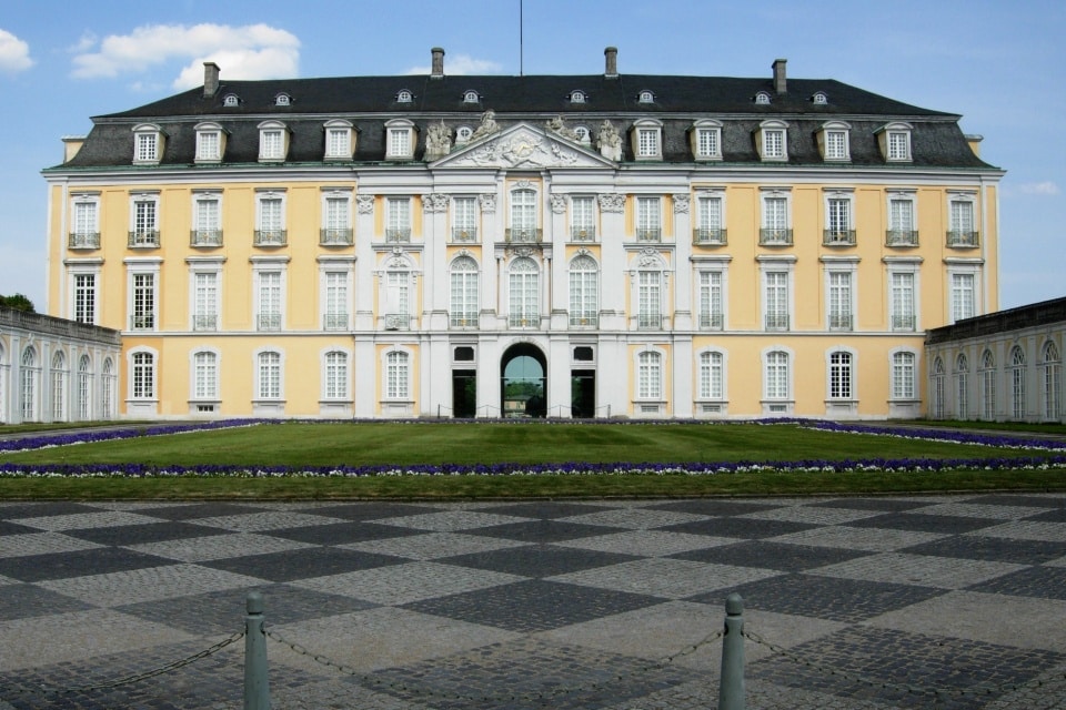 Kaufen Sie jetzt ihr Garagentor von Garagentore Weber in Brühl.