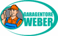 Ein Cartoon-Mann mit einer orangefarbenen Kappe zeigt einen Daumen nach oben, neben ihm der Text „Garagentore Weber“ in Blaugrün und Grau, der die Qualität ihres Garagen-Sektionaltors zeigt.
