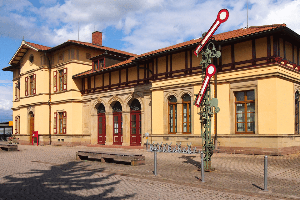 Zwei Monteure von Garagentore Weber montieren einen Metallrahmen an der Decke für das neue Garagentore in Graben-Neudorf.