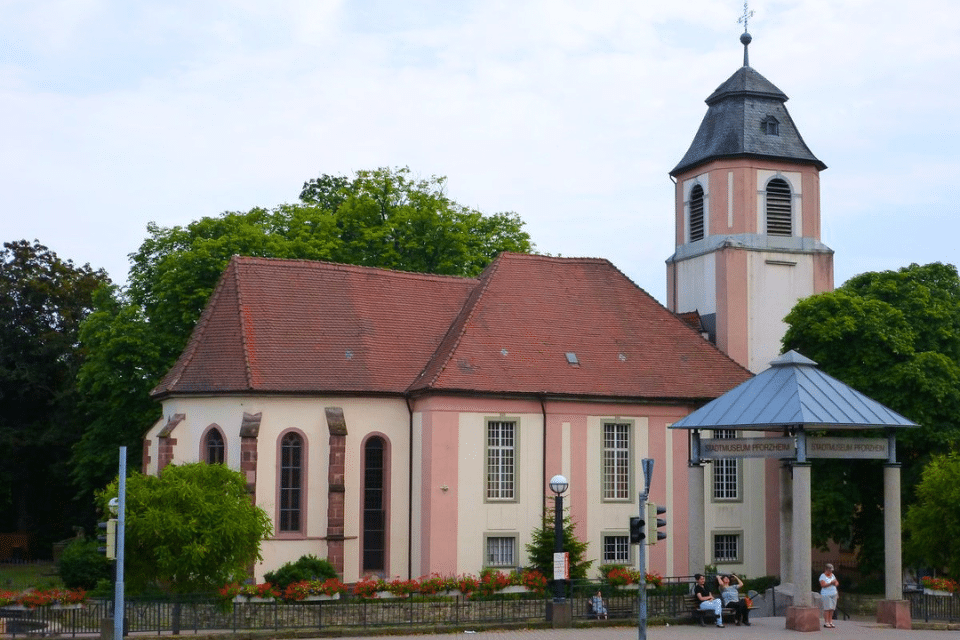 Zwei Monteure von Garagentore Weber montieren einen Metallrahmen an der Decke für das neue Garagentore in Oberhausen-Rheinhausen.