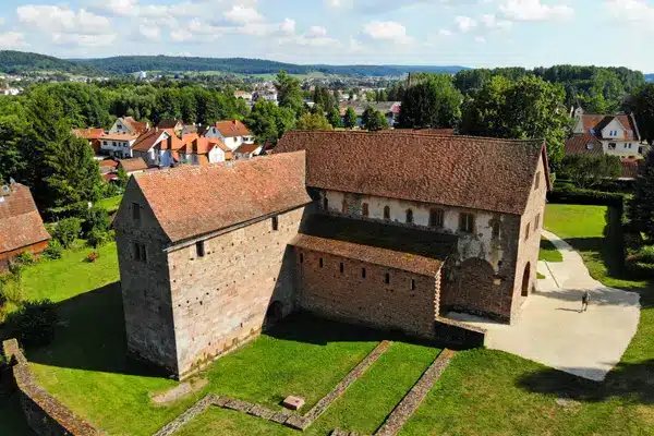 Zwei Monteure von Garagentore Weber montieren einen Metallrahmen an der Decke für das neue Garagentore in Oftersheim.