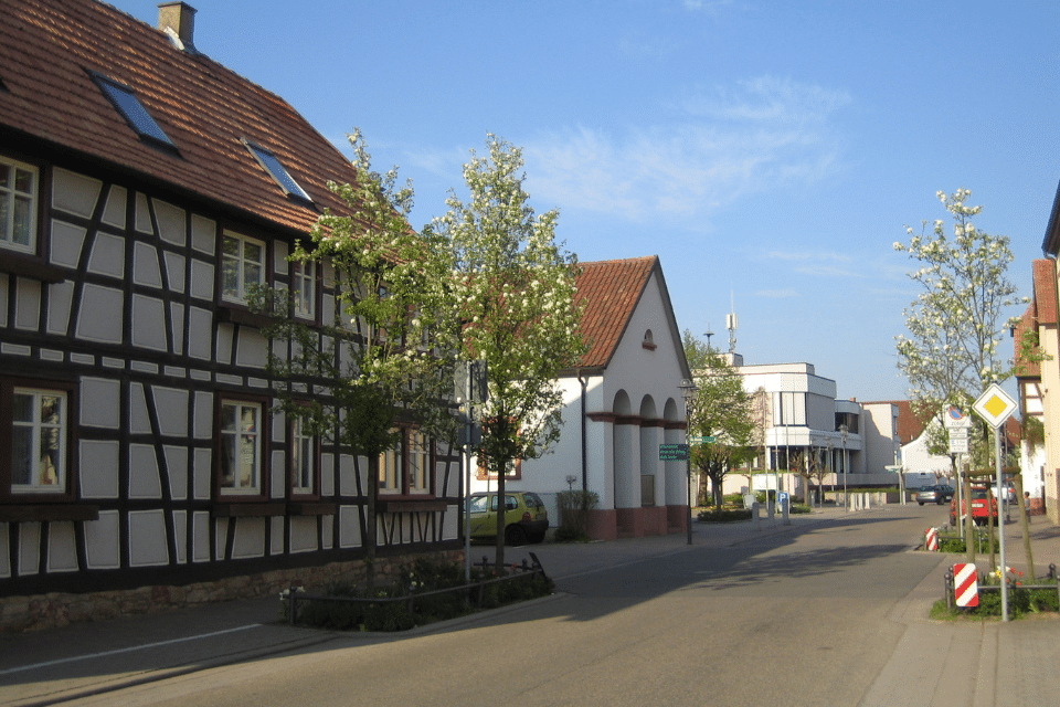 Zwei Monteure von Garagentore Weber montieren einen Metallrahmen an der Decke für das neue Garagentore in Rülzheim.
