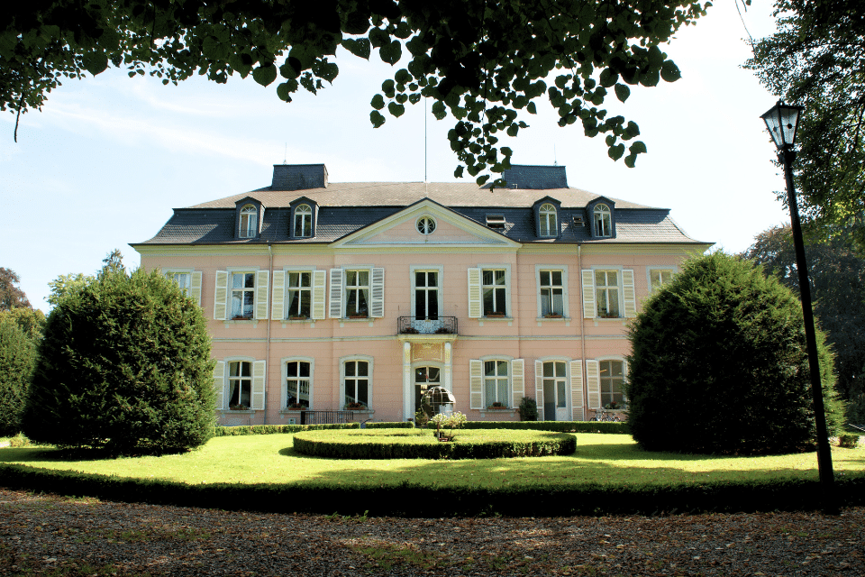 Zwei Monteure von Garagentore Weber montieren einen Metallrahmen an der Decke für das neue Garagentore in Bornheim.