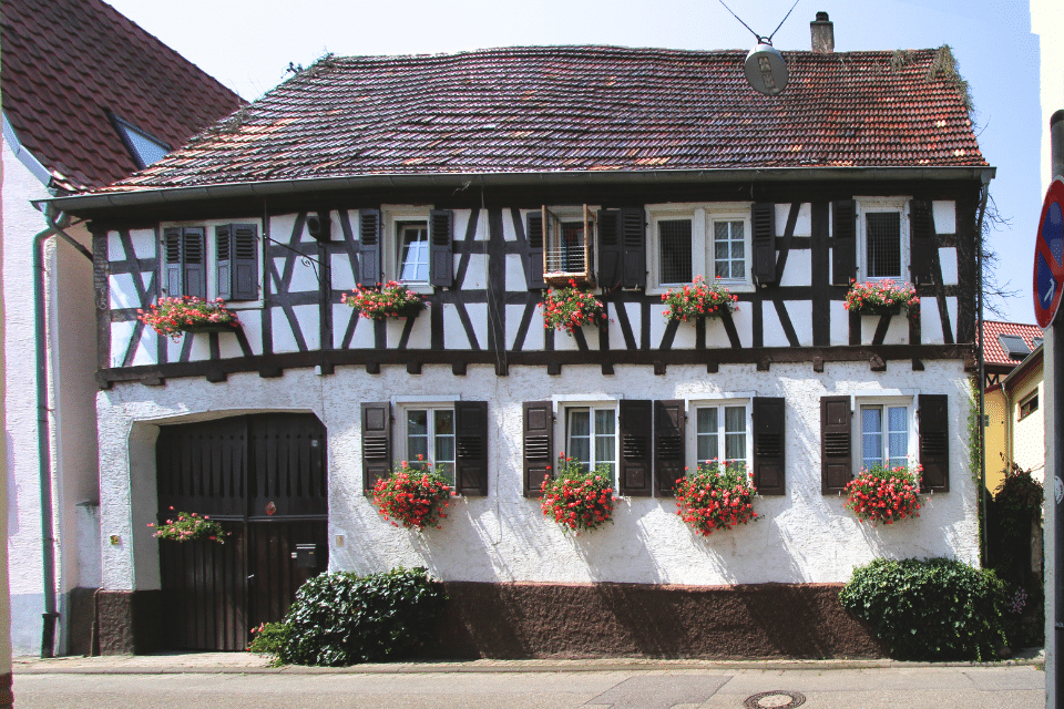 Zwei Monteure von Garagentore Weber montieren einen Metallrahmen an der Decke für das neue Garagentore in Hagenbach.
