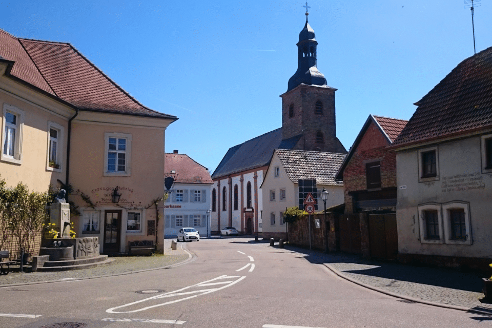 Zwei Monteure von Garagentore Weber montieren einen Metallrahmen an der Decke für das neue Garagentore in Klingenmünster.