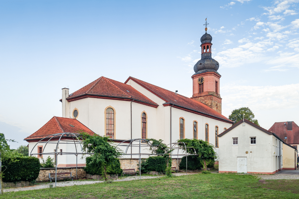 Zwei Monteure von Garagentore Weber montieren einen Metallrahmen an der Decke für das neue Garagentore in Rheinzabern.