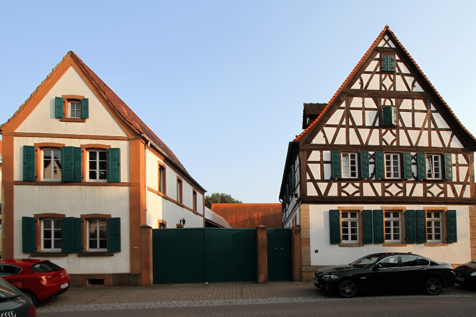 Zwei Monteure von Garagentore Weber montieren einen Metallrahmen an der Decke für das neue Garagentore in Schwegenheim.