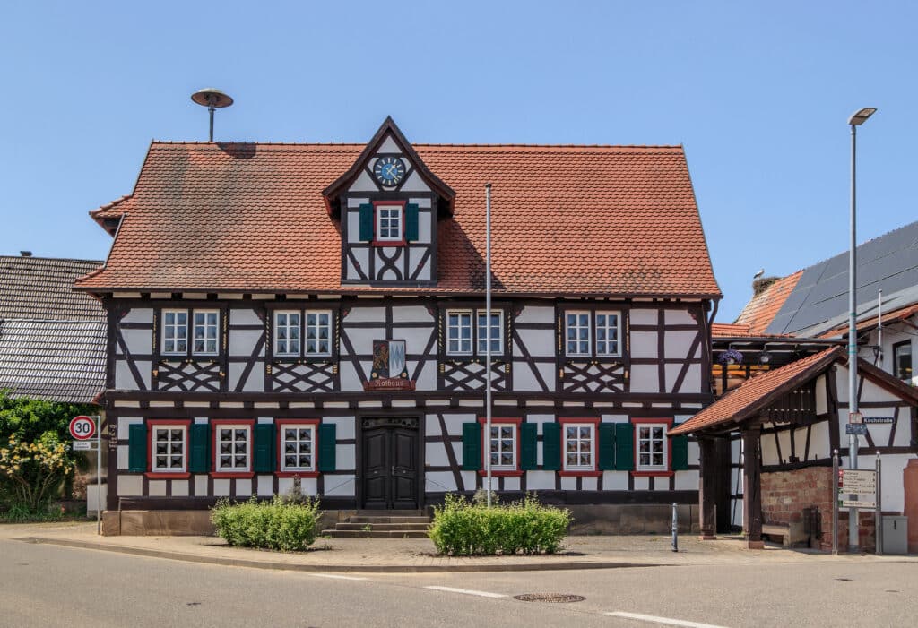 Zwei Monteure von Garagentore Weber montieren einen Metallrahmen an der Decke für das neue Garagentore in Winden.