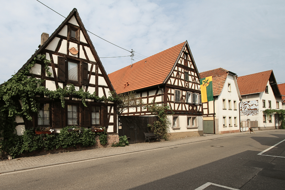 Zwei Monteure von Garagentore Weber montieren einen Metallrahmen an der Decke für das neue Garagentore in Zeiskam.