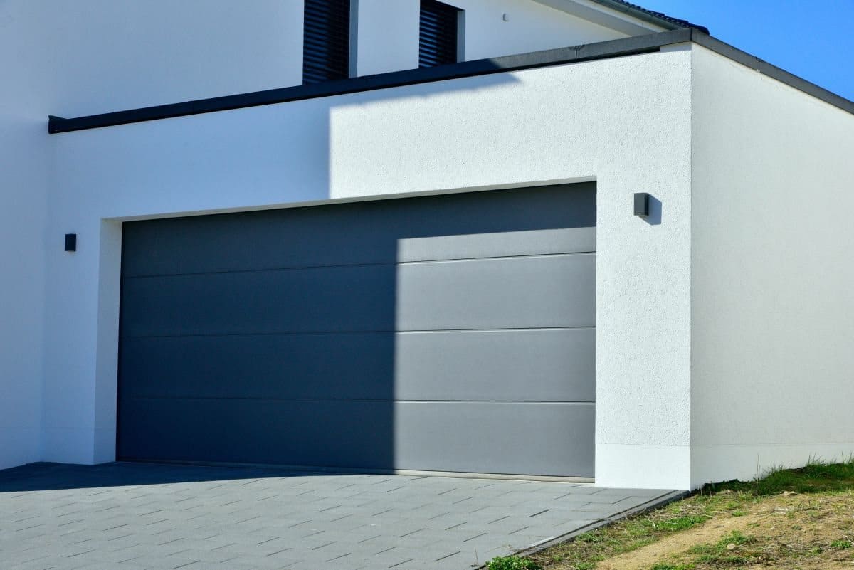 Modernes Haus mit großem grauem Garagentor