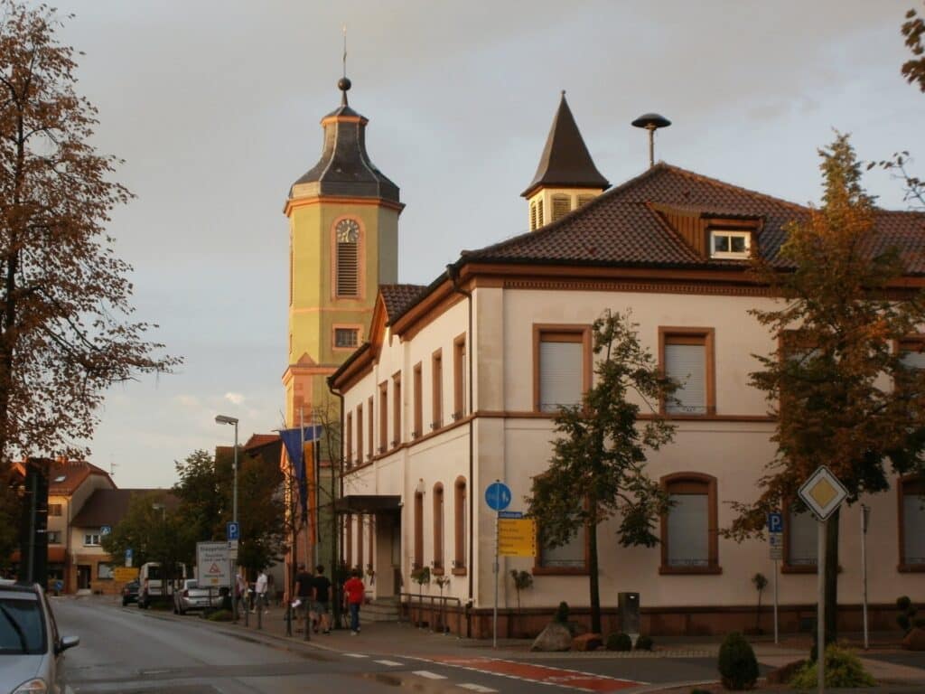 Ortsansicht von Altlußheim. Garagentore Weber liefert und montiert Garagentore in Altlußheim.