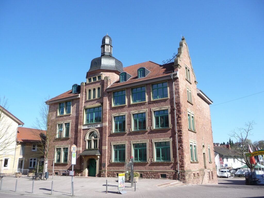 Rathaus von Bammental. Garagentore Weber liefert und montiert Garagentore in Bammental.