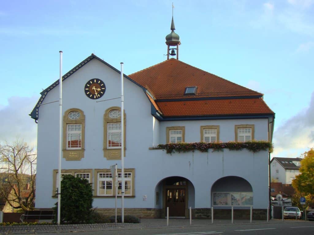 Rathaus von Dielheim. Garagentore Weber liefert und montiert Garagentore in Dielheim.