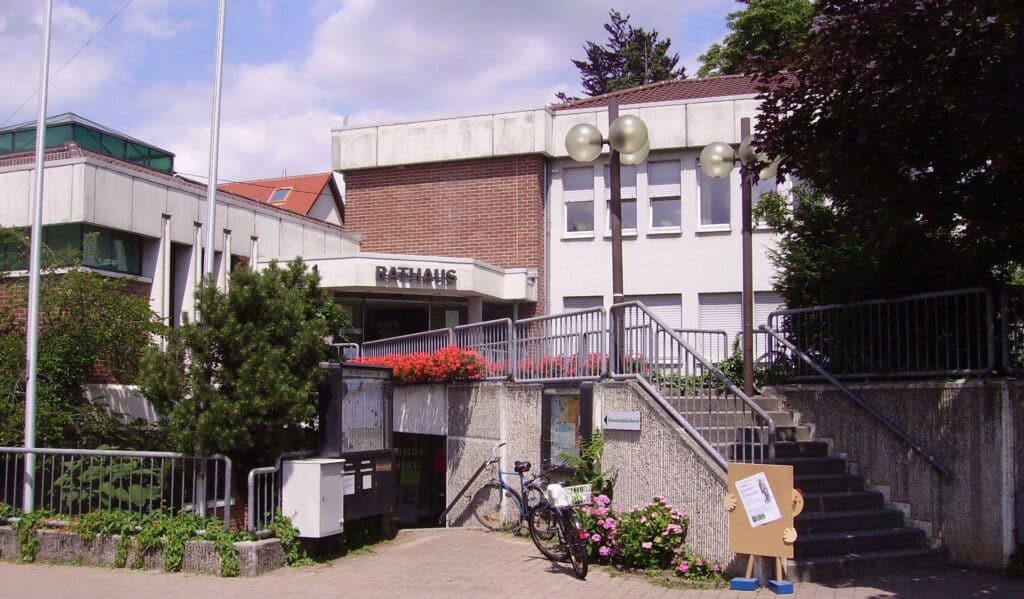 Rathaus von Dossenheim. Garagentore Weber liefert und montiert Garagentore in Dossenheim.
