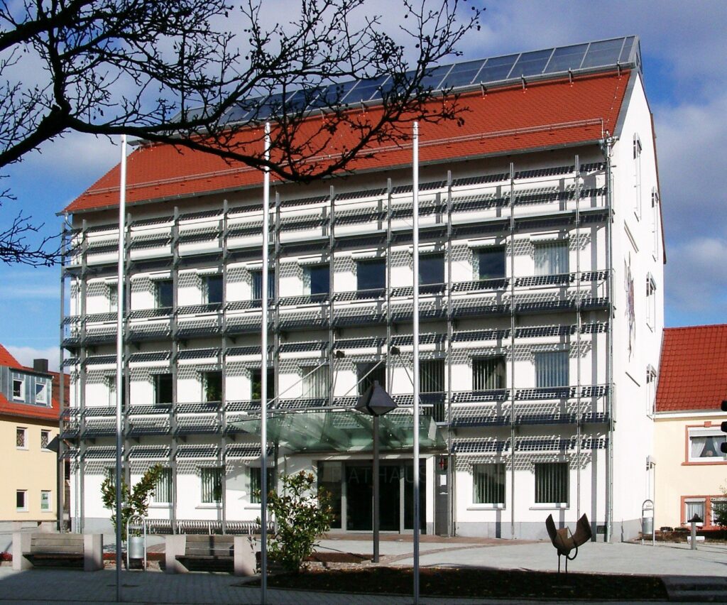 Rathaus von Edingen-Neckarhausen. Garagentore Weber liefert und montiert Garagentore in Edingen-Neckarhausen.