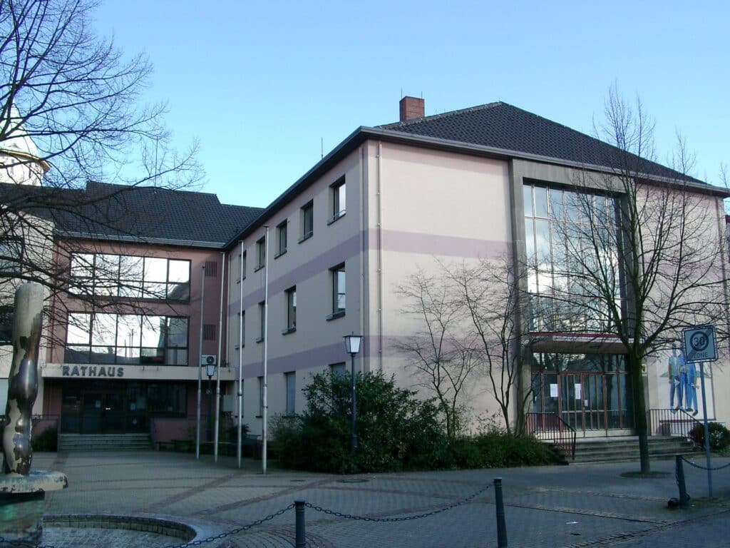 Rathaus von Eppelheim. Garagentore Weber liefert und montiert Garagentore in Eppelheim.