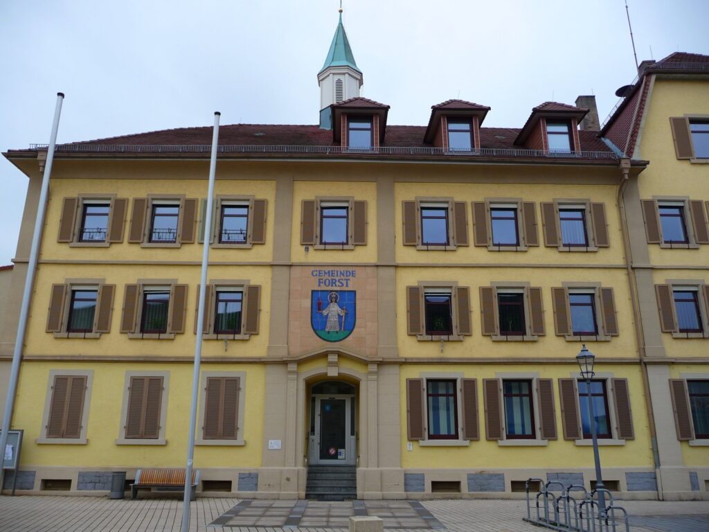 Rathaus von Forst. Garagentore Weber liefert und montiert Garagentore in Forst.