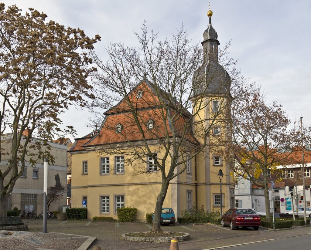 Rathaus von Heddesheim. Garagentore Weber liefert und montiert Garagentore in Heddesheim.