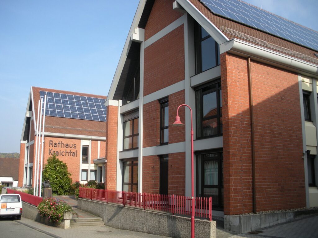 Rathaus von Kraichtal. Garagentore Weber liefert und montiert Garagentore in Kraichtal.