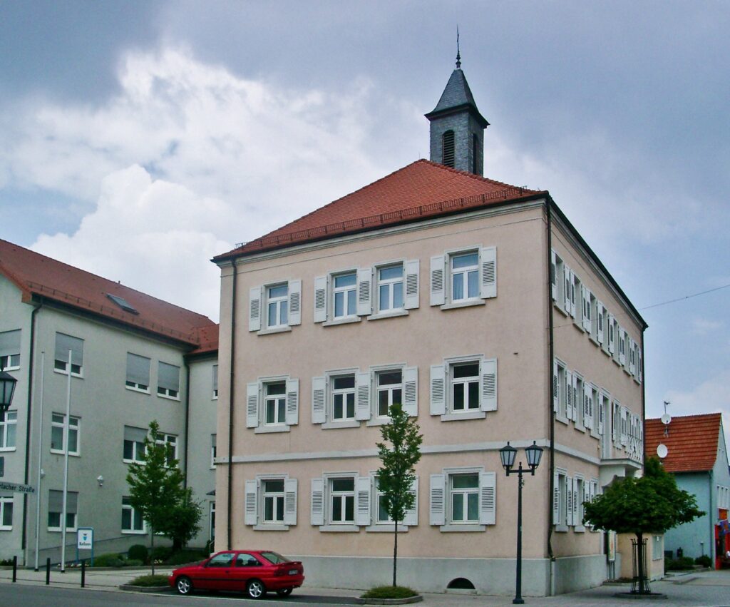 Rathaus von Kronau. Garagentore Weber liefert und montiert Garagentore in Kronau.