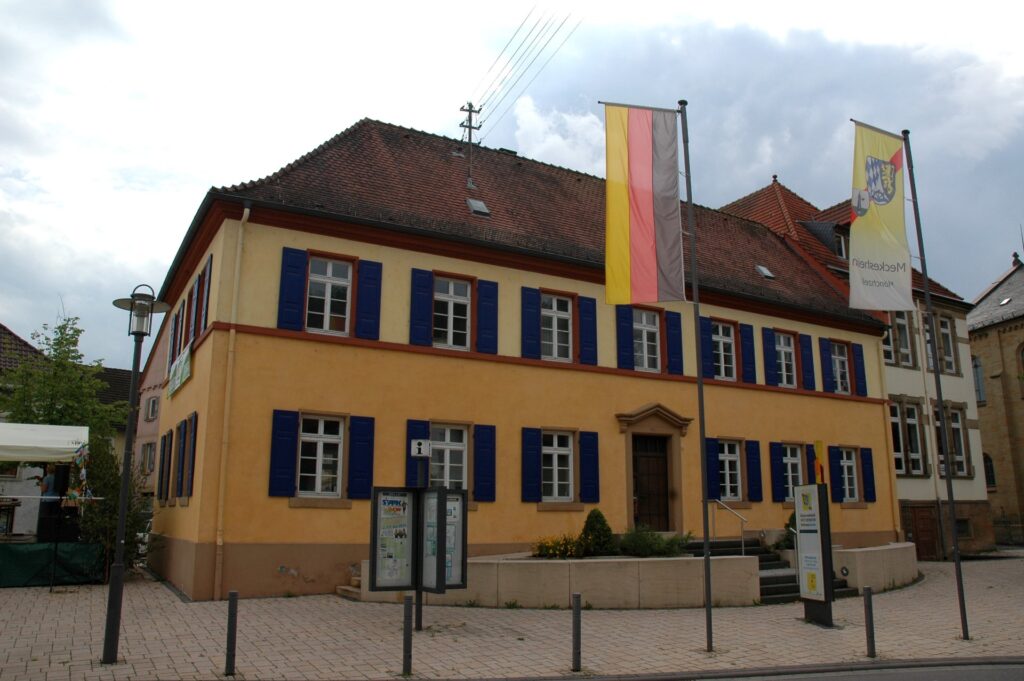 Rathaus von Meckesheim. Garagentore Weber liefert und montiert Garagentore in Meckesheim.