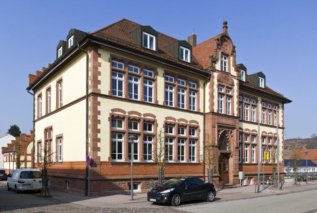 Rathaus von Mühlhausen. Garagentore Weber liefert und montiert Garagentore in Mühlhausen.