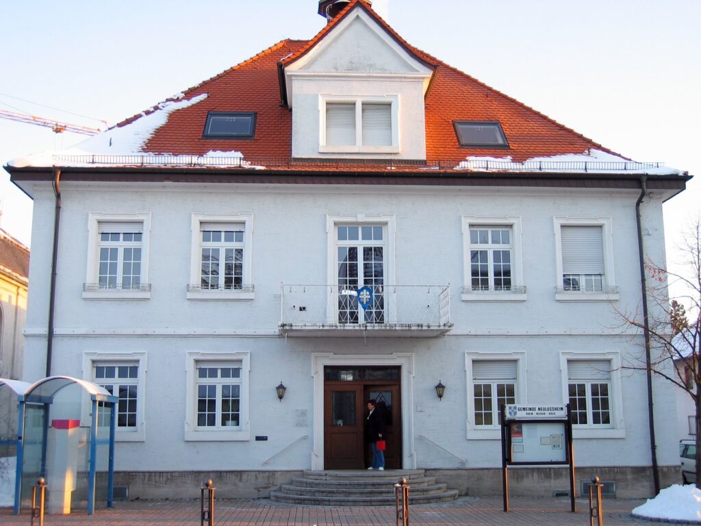 Rathaus von Neulußheim. Garagentore Weber liefert und montiert Garagentore in Neulußheim.