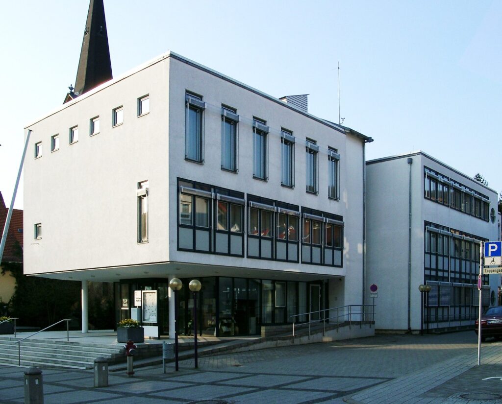 Rathaus von Nußloch. Garagentore Weber liefert und montiert Garagentore in Nußloch.
