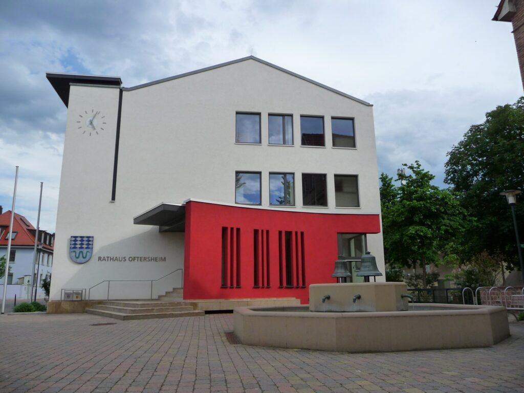 Rathaus von Oftersheim. Garagentore Weber liefert und montiert Garagentore in Oftersheim.