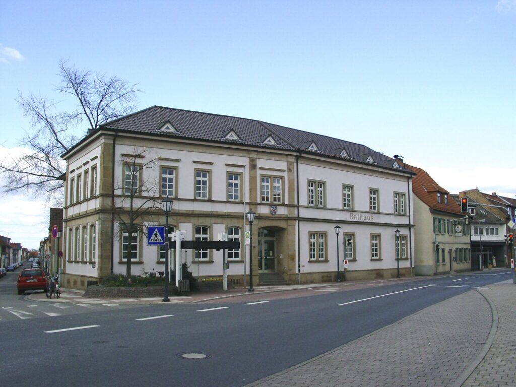 Rathaus von Plankstadt. Garagentore Weber liefert und montiert Garagentore in Plankstadt.