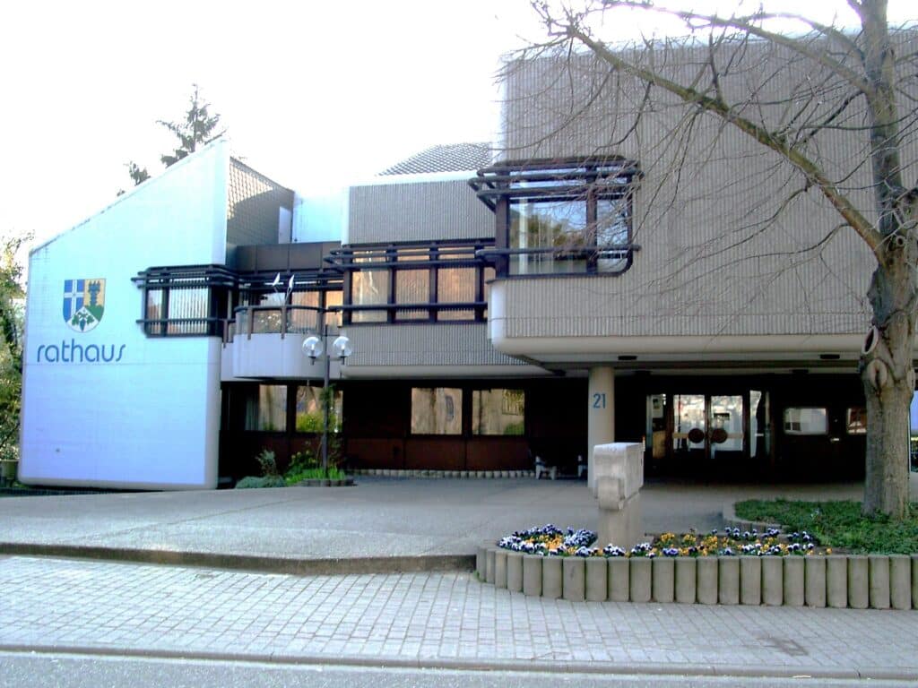 Rathaus von Rauenberg. Garagentore Weber liefert und montiert Garagentore in Rauenberg.