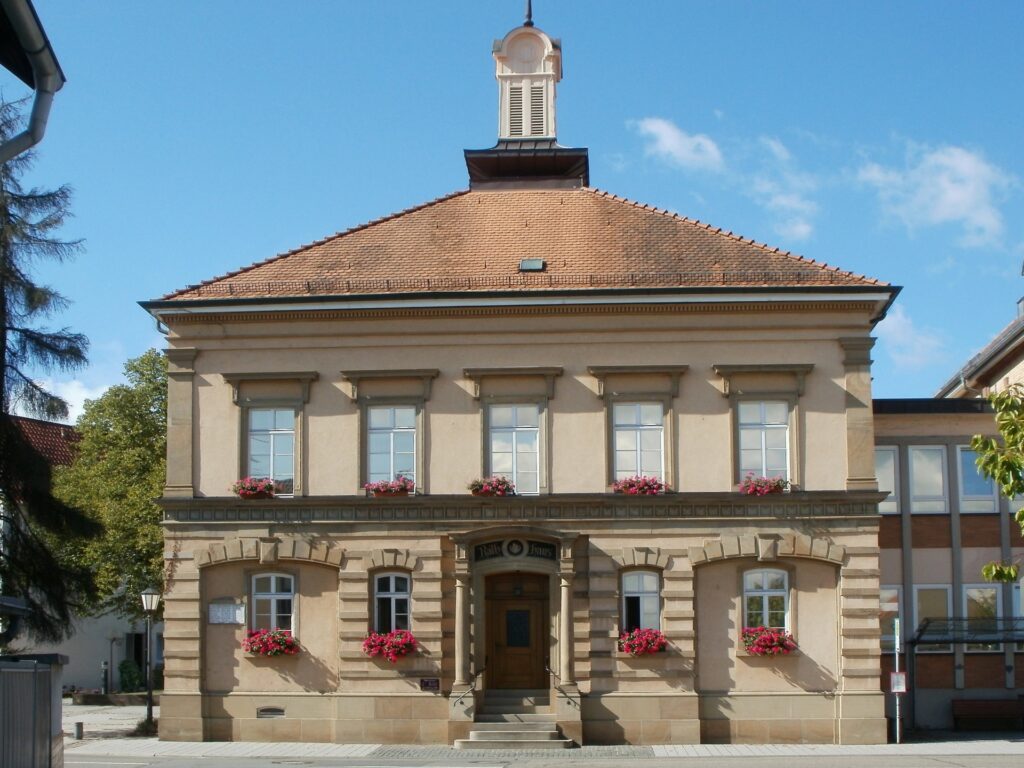 Rathaus von Reilingen. Garagentore Weber liefert und montiert Garagentore in Reilingen.
