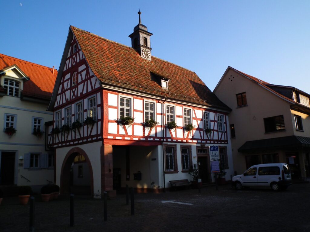 Rathaus von Schriesheim. Garagentore Weber liefert und montiert Garagentore in Schriesheim.