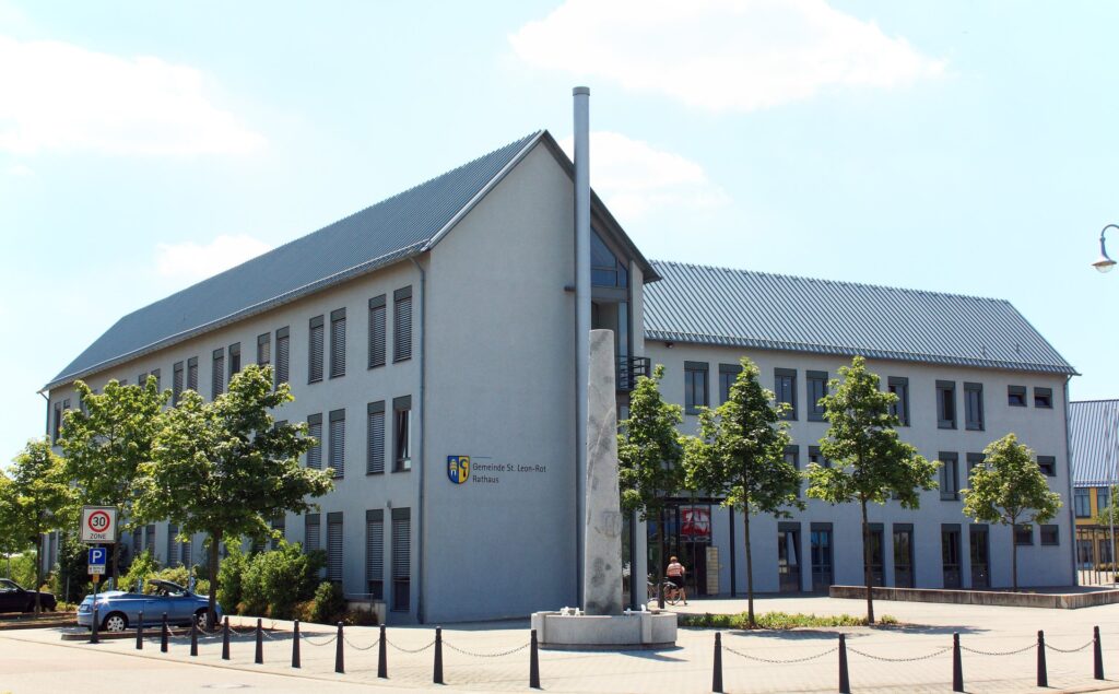 Rathaus von St. Leon-Rot. Garagentore Weber liefert und montiert Garagentore in St. Leon-Rot.